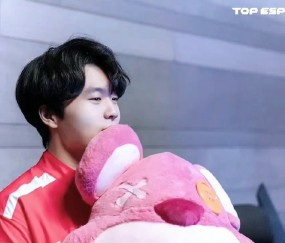 九游娱乐-包含Rookie在巴塞罗那比赛中挺进下一轮，回归赛场引发热议！的词条