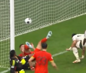 九游-JackeyLove重返赛场，最后时刻胜出首场状态出色，加拿大队观众沸腾！